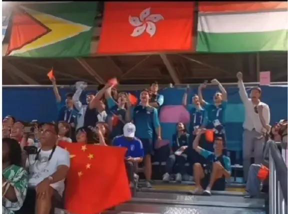 世界冠军争夺激烈，观众尖叫加油